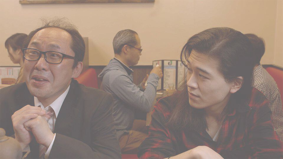 居酒屋で飲むおじさんと若い男性