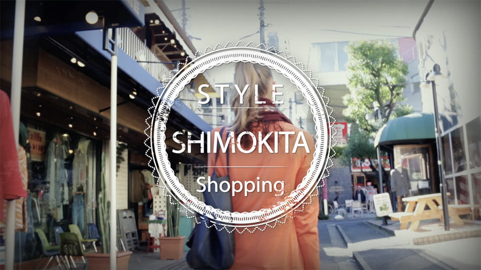 下北沢を散策する外国人女性